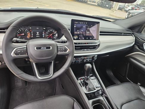 Used 2025 Jeep Compass Limited image 16