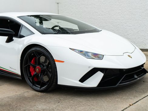 Used 2018 Lamborghini Huracan Performante AWD/4WD image 13