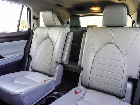 Used 2022 Toyota Highlander XLE image 35