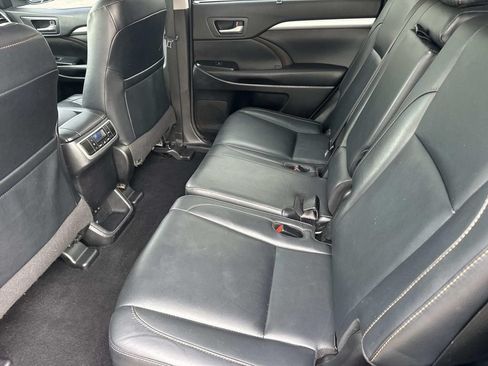 Used 2018 Toyota Highlander XLE AWD/4WD image 8