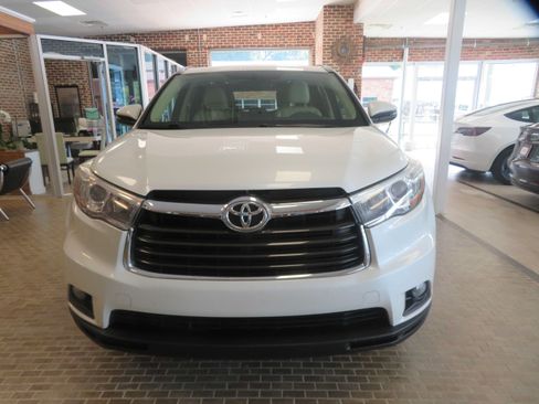 Used 2016 Toyota Highlander XLE FWD image 2