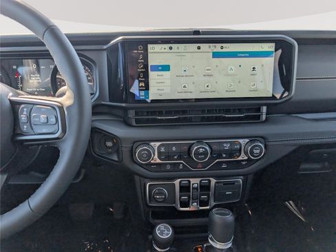 Used 2025 Jeep Gladiator Sport AWD/4WD image 17