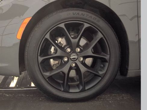 Used 2025 Chrysler Pacifica Limited FWD image 6