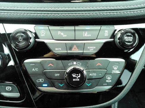 Used 2025 Chrysler Pacifica Limited FWD image 51