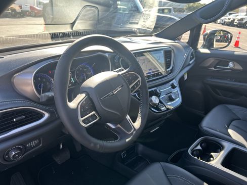 New 2026 Chrysler Pacifica Select image 12