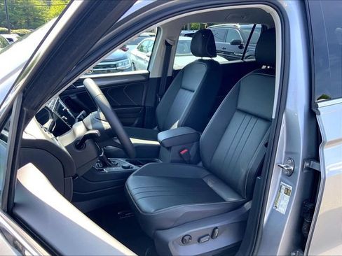 Used 2023 Volkswagen Tiguan SE AWD/4WD image 5