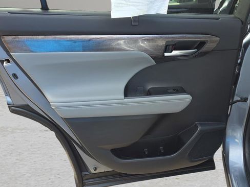 Used 2021 Toyota Highlander Platinum image 13