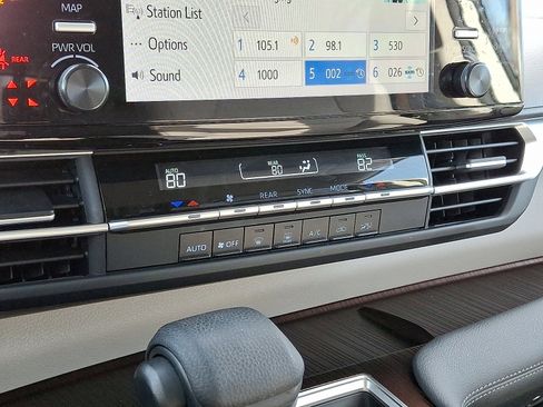 Used 2024 Toyota Sienna LE image 19