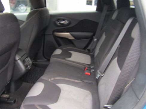 Used 2018 Jeep Cherokee Latitude w/ Altitude Package image 9