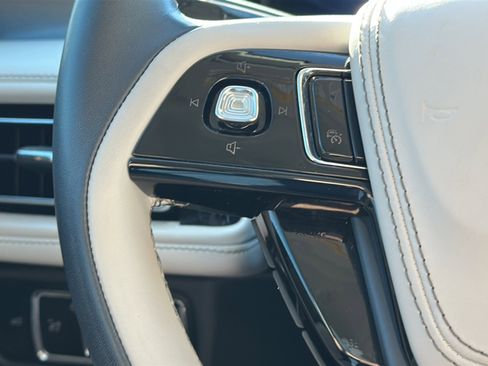 Used 2025 Lincoln Aviator 2WD image 31