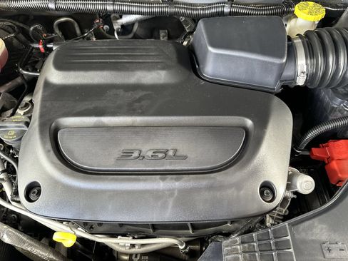 Used 2023 Chrysler Pacifica Limited FWD image 28