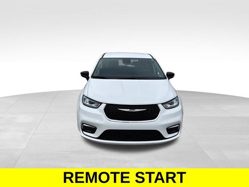 Used 2024 Chrysler Pacifica Touring-L FWD image 9