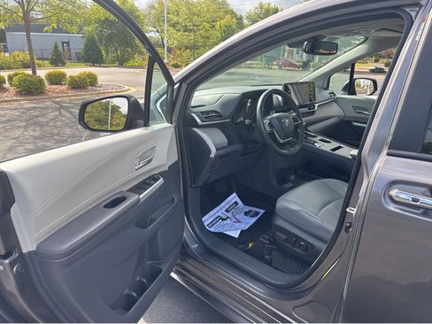 Used 2024 Toyota Sienna XLE image 2