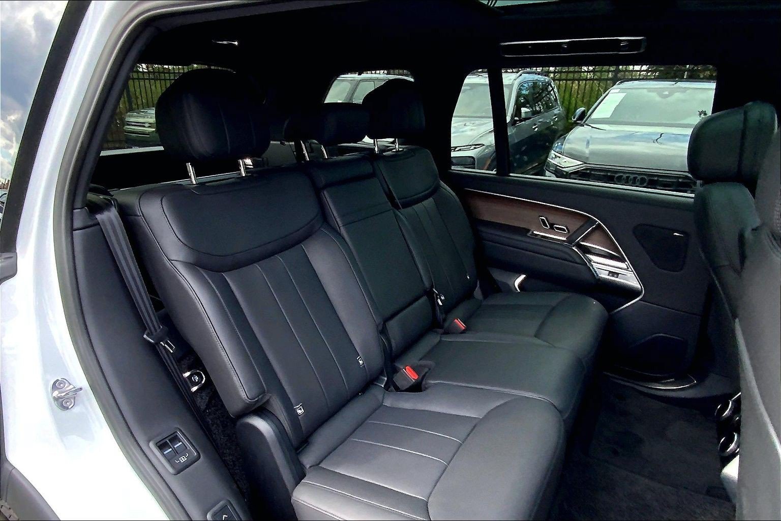 Certified 2026 Land Rover Range Rover Long Wheelbase SE AWD/4WD image 19