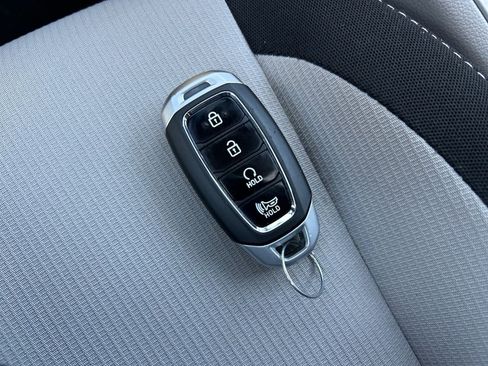 Certified 2025 Hyundai Venue SEL FWD image 31