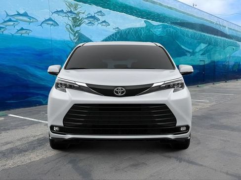 New 2026 Toyota Sienna XLE FWD image 2