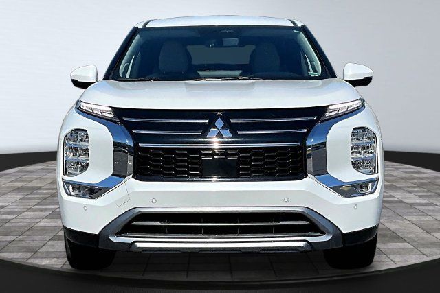 Used 2025 Mitsubishi Outlander SE FWD image 2