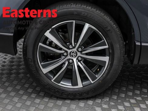 Used 2024 Toyota Venza LE image 28