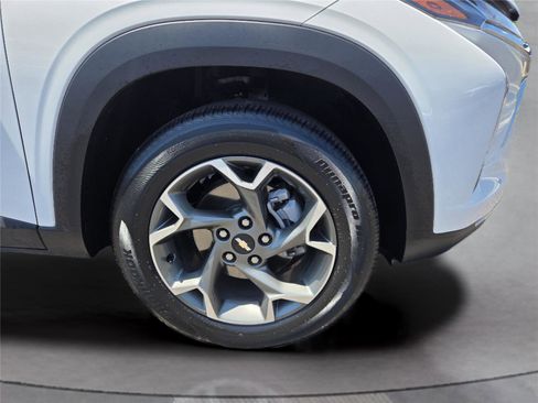Used 2025 Chevrolet Trax LT w/ LT Convenience Package FWD image 30