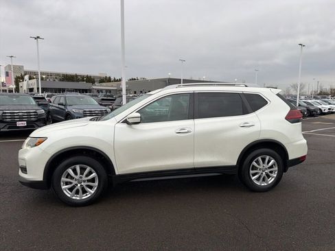 Used 2018 Nissan Rogue SV image 4