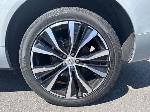 Certified 2025 Volvo XC60 B5 Plus AWD/4WD image 9