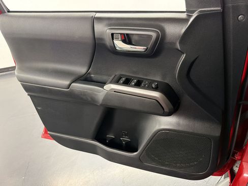 Used 2021 Toyota Tacoma TRD Off-Road w/ Technology Package AWD/4WD image 25