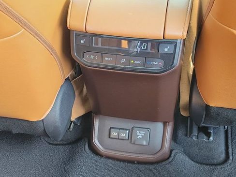 Used 2022 Toyota Highlander Platinum FWD image 6
