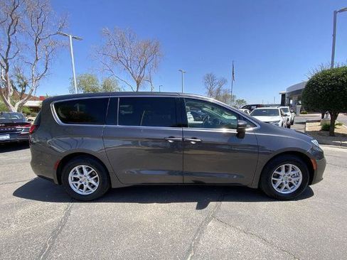 Used 2023 Chrysler Pacifica Touring-L FWD image 2