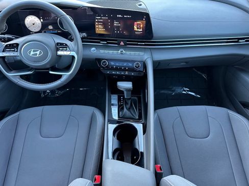 Used 2025 Hyundai Elantra SEL image 3