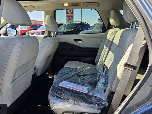 New 2025 Nissan Pathfinder SL w/ SL Premium Package image 4