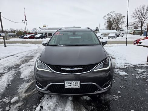 Used 2017 Chrysler Pacifica Limited image 3