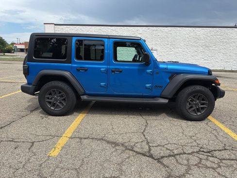 Used 2024 Jeep Wrangler Unlimited Sport AWD/4WD image 21