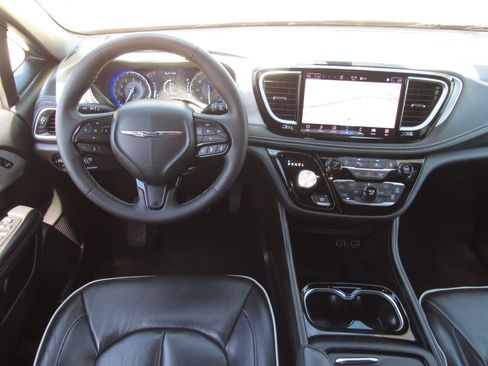 Used 2025 Chrysler Pacifica Limited FWD image 18
