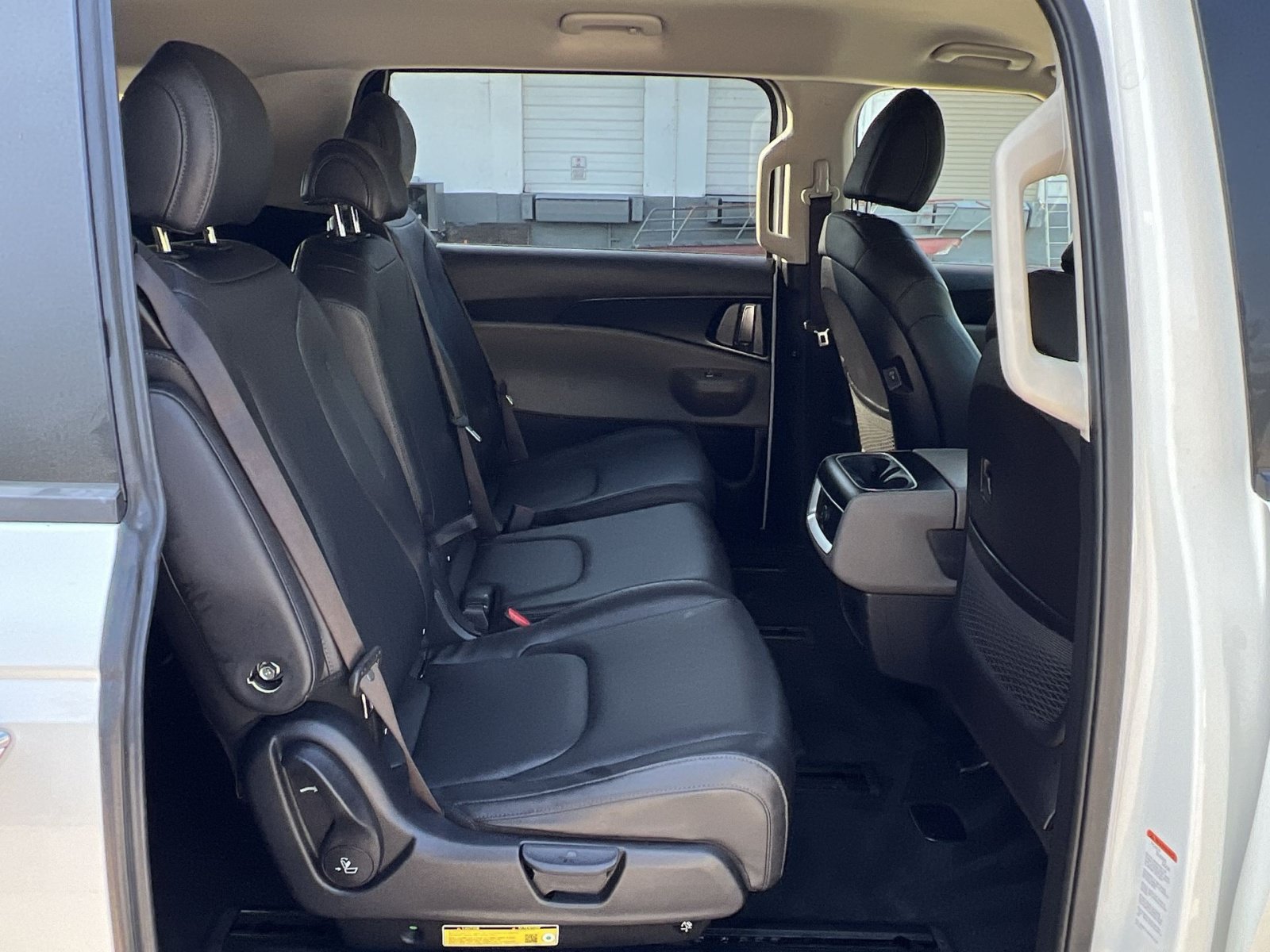 Used 2025 Kia Carnival FWD image 31