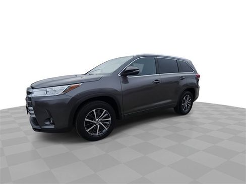 Used 2017 Toyota Highlander XLE image 4