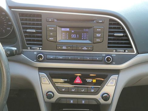 Used 2017 Hyundai Elantra SE image 25