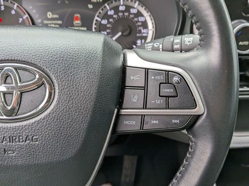 Used 2023 Toyota Highlander LE FWD image 16
