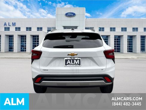 Used 2025 Chevrolet Trax LT w/ LT Convenience Package image 7