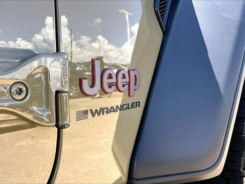 Used 2025 Jeep Wrangler Unlimited Rubicon w/ Convenience Group AWD/4WD image 31