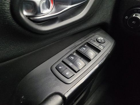 Used 2020 Jeep Cherokee Latitude Plus FWD image 27