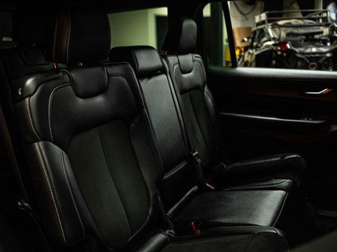 Used 2024 Jeep Grand Cherokee L Laredo image 12