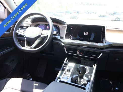 Used 2025 Volkswagen Atlas SE AWD/4WD image 14