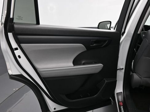 Used 2023 Toyota Highlander L FWD image 24