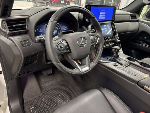 Certified 2025 Lexus LX 600 4WD w/ Luxury Package image 23