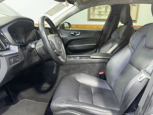 Used 2019 Volvo XC60 T6 Momentum w/ Multimedia Package AWD/4WD image 16