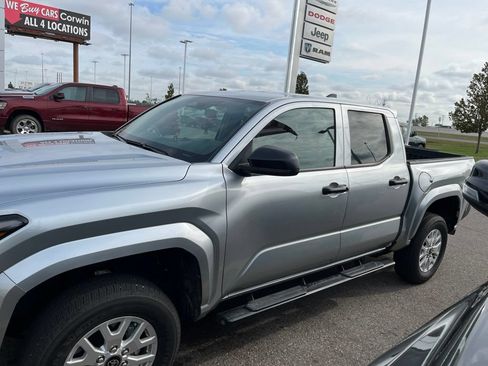 Used 2025 Toyota Tacoma SR w/ SR Upgrade Package AWD/4WD image 4