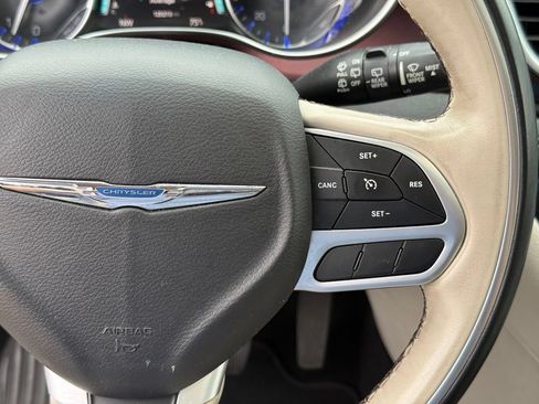 Used 2018 Chrysler Pacifica Limited w/ Tire & Wheel Group FWD image 16