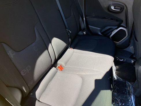 Used 2017 Jeep Renegade Latitude image 32