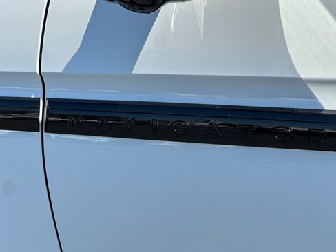 New 2026 Lincoln Navigator Reserve w/ Jet Appearance Package AWD/4WD image 27