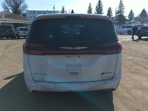 Used 2023 Chrysler Pacifica Touring-L image 9